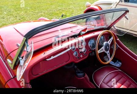 Wroxham, Norfolk, Großbritannien – 10. September 2023. Innenraum eines Oldtimer mit roten Ledersitzen und Innenraum auf einer Autoausstellung im Freien Stockfoto