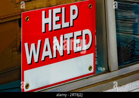 Ein Schild mit der Aufschrift „Hilfe gesucht“ steht am Fenster eines Coffee Shops, 19. August 2023, in Foley, Alabama. Rund 8,8 Millionen Stellen sind nicht besetzt. Stockfoto