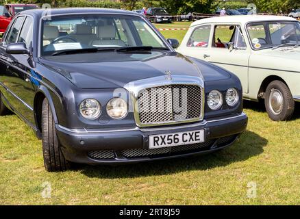 Wroxham, Norfolk, Großbritannien – 10. September 2023. Bentley Arnage Luxuslimousine auf einer Oldtimer-Ausstellung im Freien Stockfoto