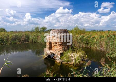 Byzantinische Kirche der Heiligen Dreifaltigkeit (Agia Triada) von Mavrika, 6c., in der Nähe des Lysimachia-Sees in Agrinio, Griechenland. Es ist halb untergetaucht, weil es alluv ist. Stockfoto