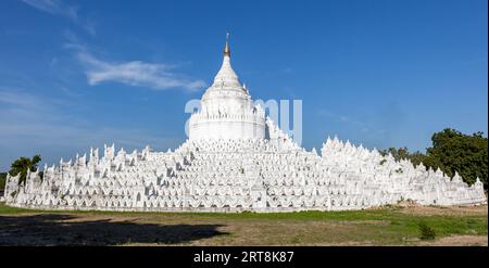 Mya Thein Tan Pagode. Weiße buddhistische Stupa in der Provinz Mandalay, Myanmar. Stockfoto