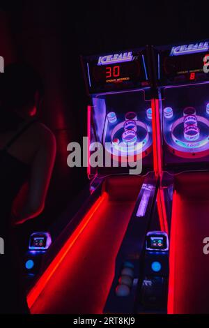 Frau spielt ICEBALL, ein traditionelles Rollerspiel in Seattle's Gameworks Arcade Stockfoto