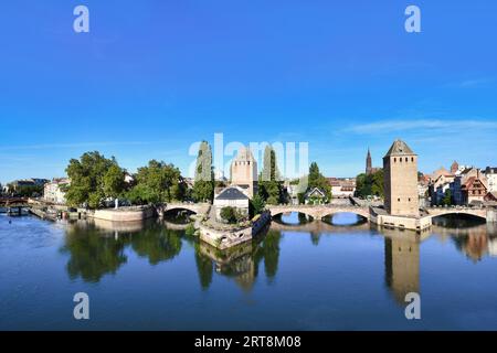 Historischer Turm der Brücke „Ponts Couvert“ als Teil der Verteidigungsarbeiten, die im 13. Jahrhundert an der Ill im Viertel „Petite France“ von Strasb errichtet wurden Stockfoto