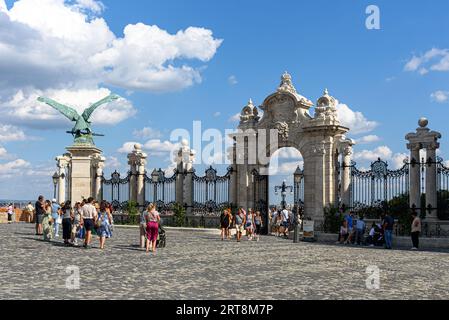 Touristen, die vor dem Habsburgertor im Budaer Burgviertel in Budapest herumwirbeln Stockfoto