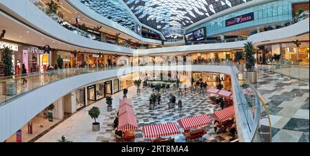 Istanbul, Türkei - 26. Dezember 2022: Vadistanbul Shopping Mall, während die Menschen eine Welt des Einzelhandels erkunden, von Mode bis Technologie, inmitten einer modernen und lebendigen Welt Stockfoto