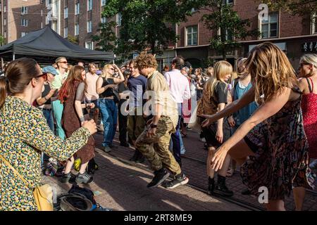 Junge Leute tanzen auf der Kallio Block Party 2023 an einem sonnigen Sommernachmittag in Helsinki, Finnland Stockfoto