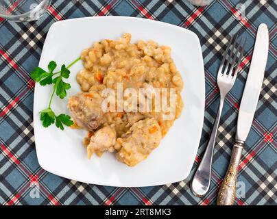 Gedünstetes Kaninchen mit weißen Bohnen Stockfoto