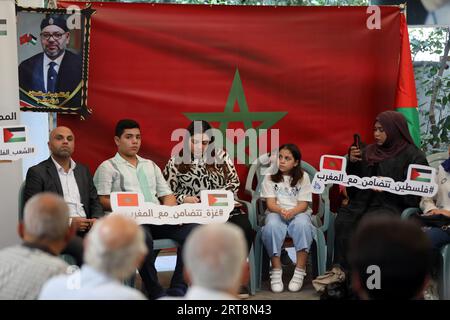 Gaza-Stadt, Palästina. September 2023. Palästinenser und Marokkaner nehmen nach dem verheerenden Erdbeben, das das Königreich in Gaza-Stadt erschütterte, an einer solidarischen Haltung mit Marokko Teil. Die Palästinenser versammeln sich solidarisch mit den Marokkanern nach dem verheerenden Erdbeben, das Teile des Königreichs am vergangenen Freitagabend erschütterte, stieg die Zahl der Verletzten auf 2.681 und die Zahl der Verletzten auf 2.501. Die Zahl der Todesfälle erreichte 1.591 in der Provinz Al Haouz, der am stärksten betroffenen Region, und 809 Todesfälle in der Provinz Taroudant. Quelle: SOPA Images Limited/Alamy Live News Stockfoto