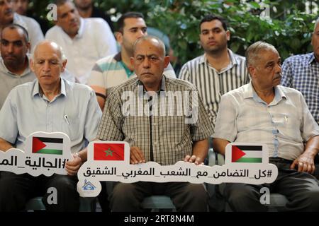 Gaza-Stadt, Palästina. September 2023. Palästinenser und Marokkaner nehmen nach dem verheerenden Erdbeben, das das Königreich in Gaza-Stadt erschütterte, an einer solidarischen Haltung mit Marokko Teil. Die Palästinenser versammeln sich solidarisch mit den Marokkanern nach dem verheerenden Erdbeben, das Teile des Königreichs am vergangenen Freitagabend erschütterte, stieg die Zahl der Verletzten auf 2.681 und die Zahl der Verletzten auf 2.501. Die Zahl der Todesfälle erreichte 1.591 in der Provinz Al Haouz, der am stärksten betroffenen Region, und 809 Todesfälle in der Provinz Taroudant. Quelle: SOPA Images Limited/Alamy Live News Stockfoto