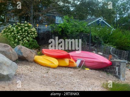 Kajaks am Strand am Ufer des Long Island Sound in der Nähe von Greenport, NY Stockfoto