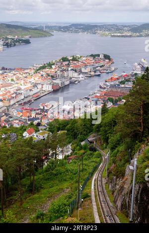 Hochwinkel-Blick auf Bergen von der Touristenattraktion Fløyen; Bergen, Norwegen. Stockfoto