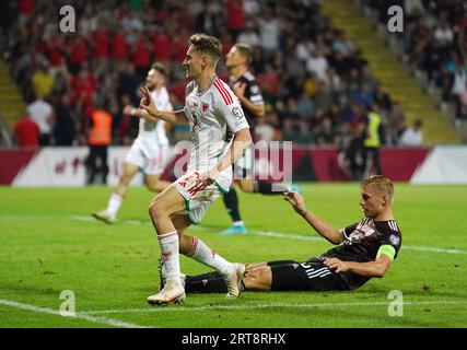 Der walisische David Brooks erzielt das zweite Tor seiner Mannschaft während des Qualifikationsspiels der Gruppe D zur UEFA Euro 2024 im Skonto Stadium in Riga. Bilddatum: Montag, 11. September 2023. Stockfoto