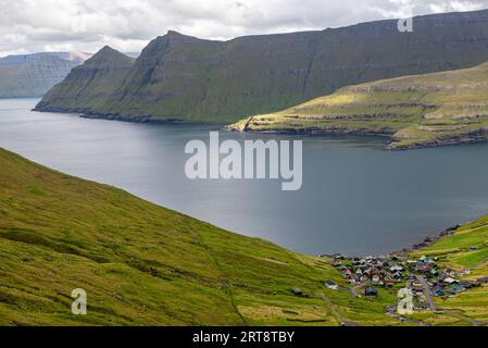 Blick auf das Dorf Funningur und Funningsfjørður, die Insel Eysturoy, die Färöer Stockfoto