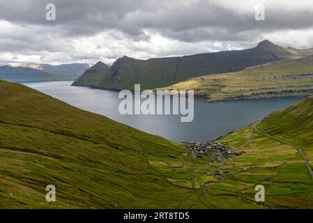 Blick auf das Dorf Funningur und Funningsfjørður, die Insel Eysturoy, die Färöer Stockfoto