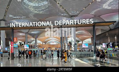 Istanbul, Türkei - 27. Juni 2023: Zutritt zum Passkontrollgebiet für internationale Flüge am Flughafen Istanbul. Passagiere werden auf Pässe und geprüft Stockfoto