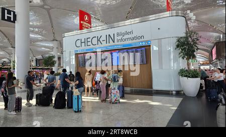 Istanbul, Türkei - 27. Juli 2023: Der Check-in-Abflugplan des Flughafens Istanbul, dem wichtigsten internationalen Flughafen Istanbuls Stockfoto