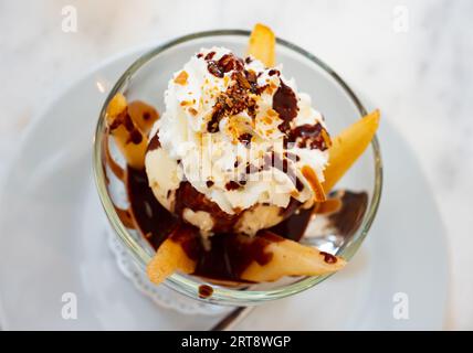 Poire Belle Helene Dessert aus pochierter Birne mit Eis und Schokolade Stockfoto