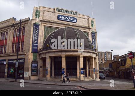 London, England, Großbritannien. September 2023. Außenansicht einer geschlossenen Brixton Academy, während eine zweitägige Anhörung des Lambeth Council über die Zukunft des berühmten Veranstaltungsortes für Live-Musik beginnt. Die O2 Academy Brixton wurde nach dem Tod von zwei Personen und mehreren weiteren Verletzten infolge eines Untergangs während eines Asake-Auftritts im Dezember 2022 gesperrt. (Bild: © Vuk Valcic/ZUMA Press Wire) NUR REDAKTIONELLE VERWENDUNG! Nicht für kommerzielle ZWECKE! Stockfoto