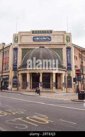 London, England, Großbritannien. September 2023. Außenansicht einer geschlossenen Brixton Academy, während eine zweitägige Anhörung des Lambeth Council über die Zukunft des berühmten Veranstaltungsortes für Live-Musik beginnt. Die O2 Academy Brixton wurde nach dem Tod von zwei Personen und mehreren weiteren Verletzten infolge eines Untergangs während eines Asake-Auftritts im Dezember 2022 gesperrt. (Bild: © Vuk Valcic/ZUMA Press Wire) NUR REDAKTIONELLE VERWENDUNG! Nicht für kommerzielle ZWECKE! Stockfoto