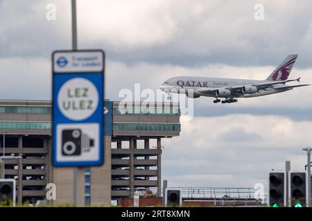 Feltham, Großbritannien. September 2023. Flughafen London Heathrow (lhr). Heathrow fällt nun in die Ultra Low Emission Zone (ULEZ), was bedeutet, dass Passagiere, die nach London Heathrow reisen und kein ULEZ-konformes Fahrzeug haben, £50 bezahlen müssen. Quelle: Alamy Live News/DLeLifeZ Stockfoto