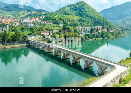 Mehmed Pasa Sokolovic Brücke über Drina Fluss mit Stadtpanorama, Visegrad, Bosnien Stockfoto