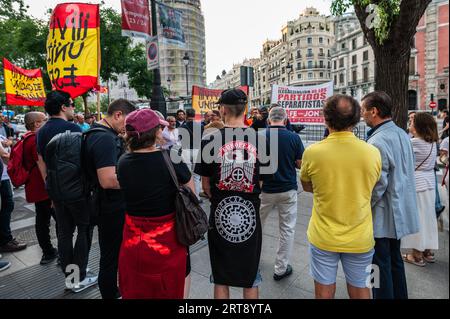 Madrid, Spanien. September 2023. Ein Mann, der ein T-Shirt der "Europäischen Bruderschaft" mit Faschisten-Symbolen trägt, wird zusammen mit einer Gruppe von Anhängern der rechtsextremen Partei "Falange Española de las JONS" bei einem Protest gesehen, bei dem das Verbot politischer Parteien und Vereinigungen, die den Separatismus fördern, gefordert wird. zeitgleich mit dem katalanischen Nationalfeiertag, auch bekannt als „Diada“. Quelle: Marcos del Mazo/Alamy Live News Stockfoto