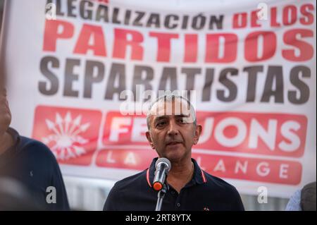 Madrid, Spanien. September 2023. Manuel Andrino, Führer von „La Falange“, sprach während eines Protestes der rechtsextremen Partei „Falange Española de las JONS“. Die rechtsextreme Partei fordert das Verbot politischer Parteien und Vereinigungen, die den Separatismus fördern, während eines Protestes, der mit dem katalanischen Nationalfeiertag, auch bekannt als "Diada", zusammenfällt. Quelle: Marcos del Mazo/Alamy Live News Stockfoto