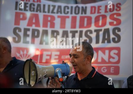 Madrid, Spanien. September 2023. Manuel Andrino, Führer von „La Falange“, sprach während eines Protestes der rechtsextremen Partei „Falange Española de las JONS“. Die rechtsextreme Partei fordert das Verbot politischer Parteien und Vereinigungen, die den Separatismus fördern, während eines Protestes, der mit dem katalanischen Nationalfeiertag, auch bekannt als "Diada", zusammenfällt. Quelle: Marcos del Mazo/Alamy Live News Stockfoto