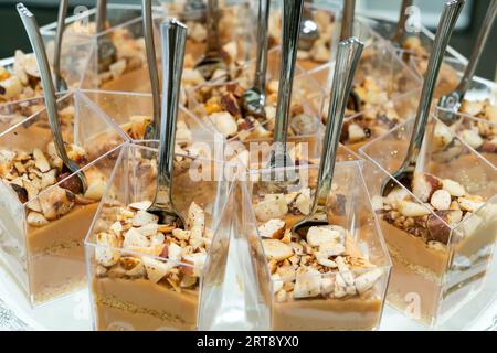 Gesellschaftliche Veranstaltungen; individuelle Präsentation von Desserts für Gäste an der Rezeption Stockfoto