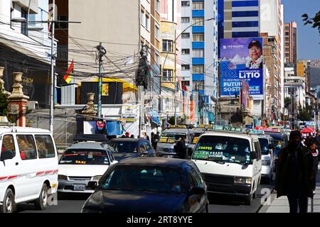 La Paz, BOLIVIEN; 11. September 2023: Staus auf Av 6 de Agosto im Zentrum von La Paz, mit dem bolivianischen Präsidenten Luis Arce Catacora auf einer Horde, die die "Industrialisierung von Lithium, einen großen Schritt in Richtung einer nachhaltigen Zukunft für Bolivien" im Hintergrund fördert. Bolivien verfügt über einige der größten Lithiumreserven der Welt in der Salar de Uyuni-Saline, deren Entwicklung für die Wirtschaftspolitik der Regierung von zentraler Bedeutung ist. In diesem Jahr hat Bolivien mit dem chinesischen Batteriehersteller CATL und der Citic Guoan Group und dem russischen Staatsunternehmen Rosatom Vereinbarungen zur Entwicklung dieser Ressourcen unterzeichnet. Stockfoto