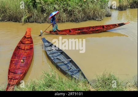 Sylhet, Bangladesch. September 2023. Ein ländlicher Käufer kommt mit seinem neu gekauften Holzboot am Salutikar Bazar in Sylhet, Bangladesch, zurück. Die Preise für Boote liegen zwischen 3.000 TK und 000 TK. Die Nachfrage nach diesen Booten bleibt in den ländlichen Tieflagen seit Beginn der Regenzeit unverändert, und die Boote erhielten in dieser Zeit den Hauptverkehrsträger. Dieser rund 100 Jahre alte Markt in Sylhets Gowainghat ist samstags und dienstags geöffnet. September 2023 Sylhet, Bangladesch (Foto: MD Rafayat Haque Khan/Eyepix Group/SIPA USA) Credit: SIPA USA/Alamy Live News Stockfoto