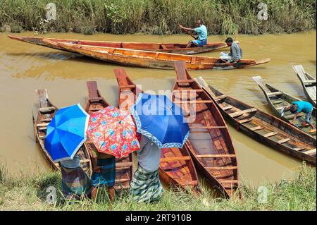 Sylhet, Bangladesch. September 2023. Holzboote werden im Salutikar Bazar von Sylhet, Bangladesch, zum Verkauf angeboten. Die Preise für Boote liegen zwischen 3.000 TK und 000 TK. Die Nachfrage nach diesen Booten bleibt in den ländlichen Tieflagen seit Beginn der Regenzeit unverändert, und die Boote erhielten in dieser Zeit den Hauptverkehrsträger. Dieser rund 100 Jahre alte Markt in Sylhets Gowainghat ist samstags und dienstags geöffnet. September 2023 Sylhet, Bangladesch (Foto: MD Rafayat Haque Khan/Eyepix Group/SIPA USA) Credit: SIPA USA/Alamy Live News Stockfoto