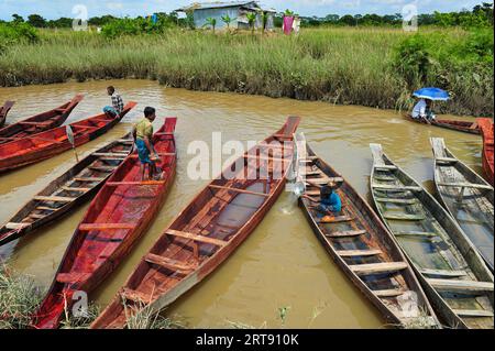 Sylhet, Bangladesch. September 2023. Holzboote werden im Salutikar Bazar von Sylhet, Bangladesch, zum Verkauf angeboten. Die Preise für Boote liegen zwischen 3.000 TK und 000 TK. Die Nachfrage nach diesen Booten bleibt in den ländlichen Tieflagen seit Beginn der Regenzeit unverändert, und die Boote erhielten in dieser Zeit den Hauptverkehrsträger. Dieser rund 100 Jahre alte Markt in Sylhets Gowainghat ist samstags und dienstags geöffnet. September 2023 Sylhet, Bangladesch (Foto: MD Rafayat Haque Khan/Eyepix Group/SIPA USA) Credit: SIPA USA/Alamy Live News Stockfoto