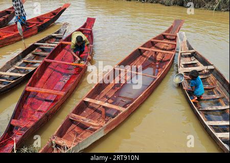 Sylhet, Bangladesch. September 2023. Holzboote werden im Salutikar Bazar von Sylhet, Bangladesch, zum Verkauf angeboten. Die Preise für Boote liegen zwischen 3.000 TK und 000 TK. Die Nachfrage nach diesen Booten bleibt in den ländlichen Tieflagen seit Beginn der Regenzeit unverändert, und die Boote erhielten in dieser Zeit den Hauptverkehrsträger. Dieser rund 100 Jahre alte Markt in Sylhets Gowainghat ist samstags und dienstags geöffnet. September 2023 Sylhet, Bangladesch (Foto: MD Rafayat Haque Khan/Eyepix Group/SIPA USA) Credit: SIPA USA/Alamy Live News Stockfoto