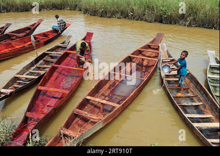 Sylhet, Bangladesch. September 2023. Holzboote werden im Salutikar Bazar von Sylhet, Bangladesch, zum Verkauf angeboten. Die Preise für Boote liegen zwischen 3.000 TK und 000 TK. Die Nachfrage nach diesen Booten bleibt in den ländlichen Tieflagen seit Beginn der Regenzeit unverändert, und die Boote erhielten in dieser Zeit den Hauptverkehrsträger. Dieser rund 100 Jahre alte Markt in Sylhets Gowainghat ist samstags und dienstags geöffnet. September 2023 Sylhet, Bangladesch (Foto: MD Rafayat Haque Khan/Eyepix Group/SIPA USA) Credit: SIPA USA/Alamy Live News Stockfoto