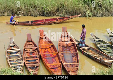 Sylhet, Bangladesch. September 2023. Ein ländlicher Käufer kommt mit seinem neu gekauften Holzboot am Salutikar Bazar in Sylhet, Bangladesch, zurück. Die Preise für Boote liegen zwischen 3.000 TK und 000 TK. Die Nachfrage nach diesen Booten bleibt in den ländlichen Tieflagen seit Beginn der Regenzeit unverändert, und die Boote erhielten in dieser Zeit den Hauptverkehrsträger. Dieser rund 100 Jahre alte Markt in Sylhets Gowainghat ist samstags und dienstags geöffnet. September 2023 Sylhet, Bangladesch (Foto: MD Rafayat Haque Khan/Eyepix Group/SIPA USA) Credit: SIPA USA/Alamy Live News Stockfoto