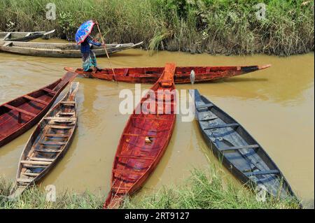 Sylhet, Bangladesch. September 2023. Ein ländlicher Käufer kommt mit seinem neu gekauften Holzboot am Salutikar Bazar in Sylhet, Bangladesch, zurück. Die Preise für Boote liegen zwischen 3.000 TK und 000 TK. Die Nachfrage nach diesen Booten bleibt in den ländlichen Tieflagen seit Beginn der Regenzeit unverändert, und die Boote erhielten in dieser Zeit den Hauptverkehrsträger. Dieser rund 100 Jahre alte Markt in Sylhets Gowainghat ist samstags und dienstags geöffnet. September 2023 Sylhet, Bangladesch (Foto: MD Rafayat Haque Khan/Eyepix Group/SIPA USA) Credit: SIPA USA/Alamy Live News Stockfoto