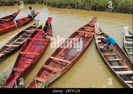 Sylhet, Bangladesch. September 2023. Holzboote werden im Salutikar Bazar von Sylhet, Bangladesch, zum Verkauf angeboten. Die Preise für Boote liegen zwischen 3.000 TK und 000 TK. Die Nachfrage nach diesen Booten bleibt in den ländlichen Tieflagen seit Beginn der Regenzeit unverändert, und die Boote erhielten in dieser Zeit den Hauptverkehrsträger. Dieser rund 100 Jahre alte Markt in Sylhets Gowainghat ist samstags und dienstags geöffnet. September 2023 Sylhet, Bangladesch (Foto: MD Rafayat Haque Khan/Eyepix Group/SIPA USA) Credit: SIPA USA/Alamy Live News Stockfoto