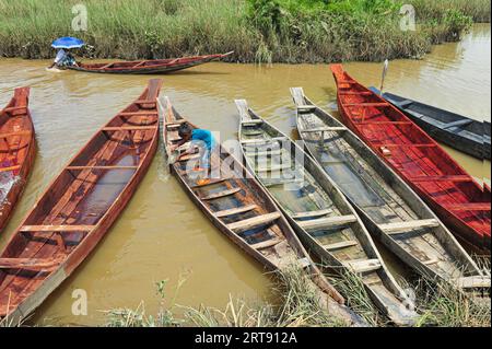 Sylhet, Bangladesch. September 2023. Holzboote werden im Salutikar Bazar von Sylhet, Bangladesch, zum Verkauf angeboten. Die Preise für Boote liegen zwischen 3.000 TK und 000 TK. Die Nachfrage nach diesen Booten bleibt in den ländlichen Tieflagen seit Beginn der Regenzeit unverändert, und die Boote erhielten in dieser Zeit den Hauptverkehrsträger. Dieser rund 100 Jahre alte Markt in Sylhets Gowainghat ist samstags und dienstags geöffnet. September 2023 Sylhet, Bangladesch (Foto: MD Rafayat Haque Khan/Eyepix Group/SIPA USA) Credit: SIPA USA/Alamy Live News Stockfoto