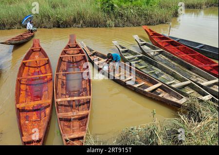 Sylhet, Bangladesch. September 2023. Holzboote werden im Salutikar Bazar von Sylhet, Bangladesch, zum Verkauf angeboten. Die Preise für Boote liegen zwischen 3.000 TK und 000 TK. Die Nachfrage nach diesen Booten bleibt in den ländlichen Tieflagen seit Beginn der Regenzeit unverändert, und die Boote erhielten in dieser Zeit den Hauptverkehrsträger. Dieser rund 100 Jahre alte Markt in Sylhets Gowainghat ist samstags und dienstags geöffnet. September 2023 Sylhet, Bangladesch (Foto: MD Rafayat Haque Khan/Eyepix Group/SIPA USA) Credit: SIPA USA/Alamy Live News Stockfoto