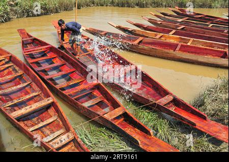 Sylhet, Bangladesch. September 2023. Holzboote werden im Salutikar Bazar von Sylhet, Bangladesch, zum Verkauf angeboten. Die Preise für Boote liegen zwischen 3.000 TK und 000 TK. Die Nachfrage nach diesen Booten bleibt in den ländlichen Tieflagen seit Beginn der Regenzeit unverändert, und die Boote erhielten in dieser Zeit den Hauptverkehrsträger. Dieser rund 100 Jahre alte Markt in Sylhets Gowainghat ist samstags und dienstags geöffnet. September 2023 Sylhet, Bangladesch (Foto: MD Rafayat Haque Khan/Eyepix Group/SIPA USA) Credit: SIPA USA/Alamy Live News Stockfoto