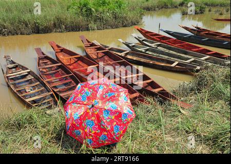 Sylhet, Bangladesch. September 2023. Holzboote werden im Salutikar Bazar von Sylhet, Bangladesch, zum Verkauf angeboten. Die Preise für Boote liegen zwischen 3.000 TK und 000 TK. Die Nachfrage nach diesen Booten bleibt in den ländlichen Tieflagen seit Beginn der Regenzeit unverändert, und die Boote erhielten in dieser Zeit den Hauptverkehrsträger. Dieser rund 100 Jahre alte Markt in Sylhets Gowainghat ist samstags und dienstags geöffnet. September 2023 Sylhet, Bangladesch (Foto: MD Rafayat Haque Khan/Eyepix Group/SIPA USA) Credit: SIPA USA/Alamy Live News Stockfoto