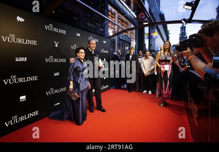 AMSTERDAM - Geert-Jan Knoops und Carry Knoops auf dem roten Teppich bei der Premiere des Films de Vuurlinie im Königlichen Theater Tuschinski. Der Film basiert auf den Geschichten von Major Marco Kroon, dem ersten Soldaten seit 1955, der den Militärorden von Wilhelm erhielt. ANP RAMON VAN FLYMEN niederlande raus - belgien raus Stockfoto