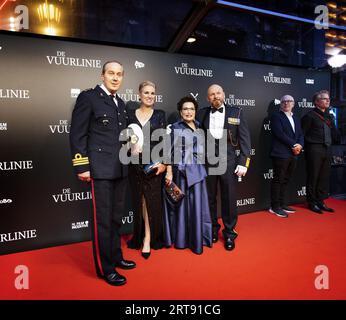 AMSTERDAM - Geert-Jan Knoops und Carry Knoops und Marco Kroon und Mirjam van den Hoven auf dem roten Teppich bei der Premiere des Films de Vuurlinie im Königlichen Theater Tuschinski. Der Film basiert auf den Geschichten von Major Marco Kroon, dem ersten Soldaten seit 1955, der den Militärorden von Wilhelm erhielt. ANP RAMON VAN FLYMEN niederlande raus - belgien raus Stockfoto