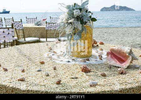 Dekorierte Tische Für Den Empfang Im Freien Am Meer. Stockfoto
