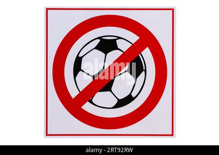 Das Schild ist verboten, den Ball isoliert auf einem weiß zu spielen. Das Zeichen, auf dem der Ball durchgestrichen ist, ist rot Stockfoto