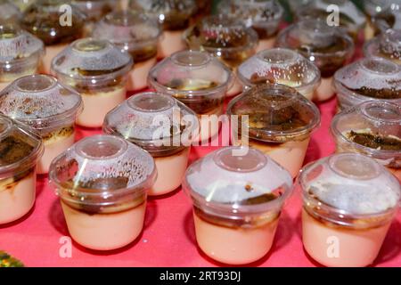 Gesellschaftliche Veranstaltungen; individuelle Präsentation von Desserts für Gäste an der Rezeption Stockfoto