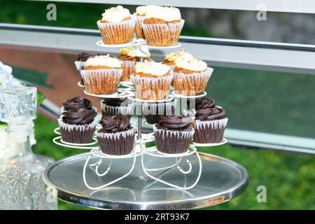 Gesellschaftliche Veranstaltungen; individuelle Präsentation von Desserts für Gäste an der Rezeption Stockfoto