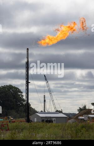 Kokomo - 30. August 2023: Gasflamme auf einer Baustelle. Eine Gasflamme ist eine Verbrennungsvorrichtung, die zum Abbrennen überschüssiger entzündlicher Gasdämpfe verwendet wird. Stockfoto