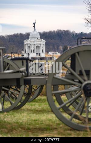 Union Army Carts auf Cemetery Ridge in der Nähe des Winkels im Gettysburg National Military Park mit dem Pennsylvania State Memorial im Hintergrund. (USA) Stockfoto